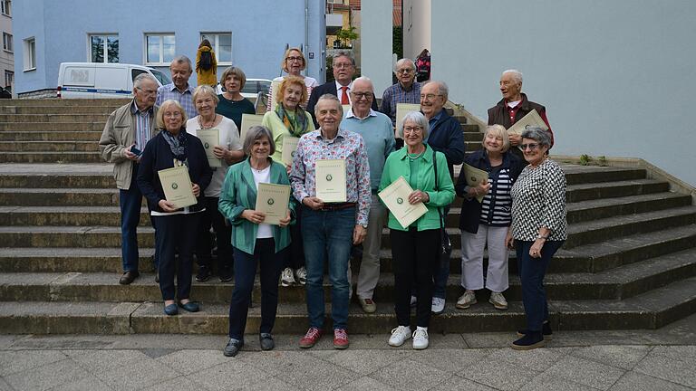 Geehrte Mitglieder und ein Vorstandsmitglied.