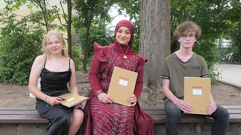Für ihre besonderen schulischen Leistungen wurden ausgezeichnet: (von links) Angelika Zimmermann, Rajah Akaa und Timo Stadelmann. Für ihre besonderen schulischen Leistungen wurden ausgezeichnet: (von links) Angelika Zimmermann, Rajah Akaa und Timo Stadelmann.