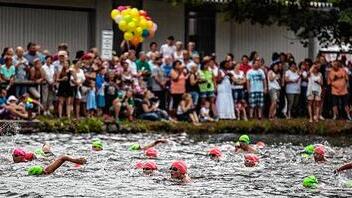 Die erste große Herausforderung beim Triathlon in Eltmann: Die 750-Meter-Schwimmstrecke im Yachthafen. Es folgt eine 23-Kilometer-Radstrecke und die finale 7,5-Kilometer-Laufdistanz, ehe die Teilnehmer die Ziellinie auf der 400-Meter-Bahn der SG Eltmann überqueren. Die erste große Herausforderung beim Triathlon in Eltmann: Die 750-Meter-Schwimmstrecke im Yachthafen. Es folgt eine 23-Kilometer-Radstrecke und die finale 7,5-Kilometer-Laufdistanz, ehe die Teilnehmer die Ziellinie auf der 400-Meter-Bahn der SG Eltmann überqueren.