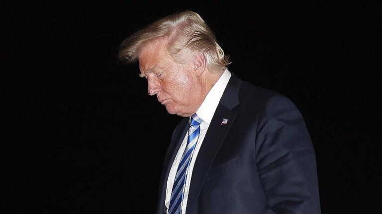 Donald Trump - Donald Trump, das bestreiten auch seine ärgsten Gegner nicht, hat schon viele Affären überstanden. Doch nun könnte es tatsächlich eng für den US-Präsidenten werden. Donald Trump - Donald Trump, das bestreiten auch seine ärgsten Gegner nicht, hat schon viele Affären überstanden. Doch nun könnte es tatsächlich eng für den US-Präsidenten werden.