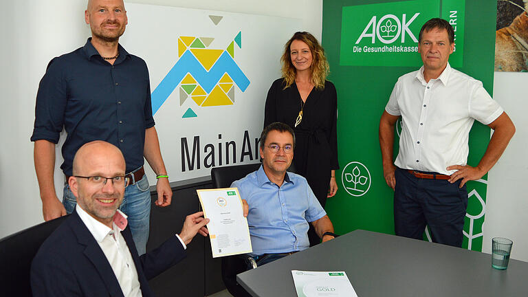 Zum dritten Mal wurde „MainArzt“ mit dem „Prädikat Gold“ für überdurchschnittliche Qualität in Arztnetzen ausgezeichnet. Direktor Alexander Pröbstle (links) und Bereichsleiterin Jasmin Colga von der AOK-Direktion Würzburg übergaben die Urkunde an die Vertreter des „MainArzt“. Zum dritten Mal wurde „MainArzt“ mit dem „Prädikat Gold“ für überdurchschnittliche Qualität in Arztnetzen ausgezeichnet. Direktor Alexander Pröbstle (links) und Bereichsleiterin Jasmin Colga von der AOK-Direktion Würzburg übergaben die Urkunde an die Vertreter des „MainArzt“.