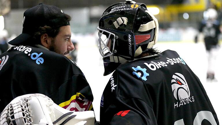 Luca Feitl (links), der neue zweite Schlussmann hinter Nicolas Hetzel, freut sich nach seinem ersten Einsatz für die Haßfurter „Hawks“ gegen Trostberg nun auf die weiteren anstehenden Aufgaben. Gegen den EHC Bayreuth sowie in Trostberg und in Waldkirchen soll der Einzug in die Aufstiegsrunde möglichst perfekt gemacht werden. Luca Feitl (links), der neue zweite Schlussmann hinter Nicolas Hetzel, freut sich nach seinem ersten Einsatz für die Haßfurter „Hawks“ gegen Trostberg nun auf die weiteren anstehenden Aufgaben. Gegen den EHC Bayreuth sowie in Trostberg und in Waldkirchen soll der Einzug in die Aufstiegsrunde möglichst perfekt gemacht werden.