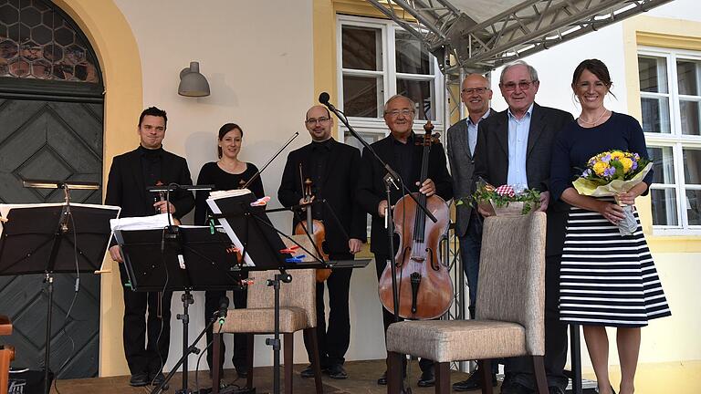 Nach 30 Jahren gibt Julian Roth (Zweiter von rechts) die Organisation der Schlosskonzerte Oberschwappach an Simone Kolb (rechts) ab. Dies würdigte Knetzgaus Bürgermeister Stefan Paulus (Dritter von rechts) im Beisein der Musiker. Nach 30 Jahren gibt Julian Roth (Zweiter von rechts) die Organisation der Schlosskonzerte Oberschwappach an Simone Kolb (rechts) ab. Dies würdigte Knetzgaus Bürgermeister Stefan Paulus (Dritter von rechts) im Beisein der Musiker.