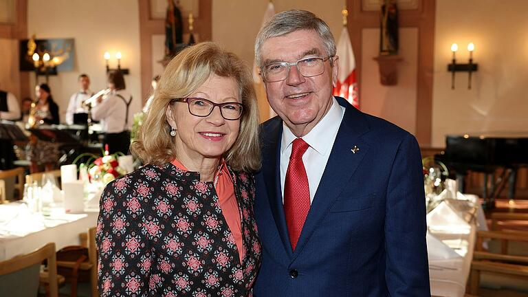 Thomas Bach mit seiner Frau Claudia Bach beim Empfang der Stadt Tauberbischofsheim anlässlich des 70. Geburtstages des IOC-Präsidenten. Thomas Bach mit seiner Frau Claudia Bach beim Empfang der Stadt Tauberbischofsheim anlässlich des 70. Geburtstages des IOC-Präsidenten.