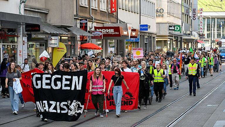 Gut 200 Menschen demonstrierten in Würzburg für Demokratie.
Zur Demo riefen DGB, Grüne Jugend, Jusos, GEW, Volt und Linksjugend auf.