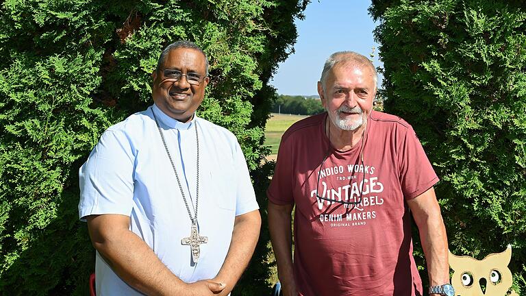 Alte Freunde: Bischof Nirmol Vincent Gomes im Garten von Heinrich Hackenberg, dem Vorsitzenden des Schweinfurter Vereins „Hilfe für Kinder der Dritten Welt“. - Alte Freunde: Bischof Nirmol Vincent Gomes im Garten von Heinrich Hackenberg, dem Vorsitzenden des Schweinfurter Vereins „Hilfe für Kinder der Dritten Welt“. Alte Freunde: Bischof Nirmol Vincent Gomes im Garten von Heinrich Hackenberg, dem Vorsitzenden des Schweinfurter Vereins „Hilfe für Kinder der Dritten Welt“. - Alte Freunde: Bischof Nirmol Vincent Gomes im Garten von Heinrich Hackenberg, dem Vorsitzenden des Schweinfurter Vereins „Hilfe für Kinder der Dritten Welt“.