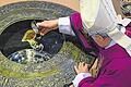 Bischof Friedhelm Hofmann schöpft zu Beginn des Gottesdienstes Weihwasser aus dem Taufbecken.