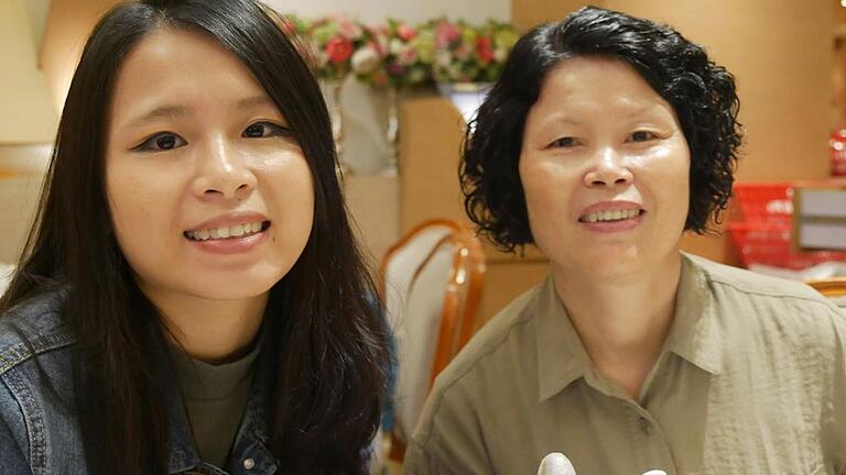 Zuversichtlich: Schwester und Mutter des lebensgefährlich verletzten 31-Jährigen aus Hongkong freuen sich darüber, dass es gesundheitlich aufwärts geht mit den Opfern. Zuversichtlich: Schwester und Mutter des lebensgefährlich verletzten 31-Jährigen aus Hongkong freuen sich darüber, dass es gesundheitlich aufwärts geht mit den Opfern.