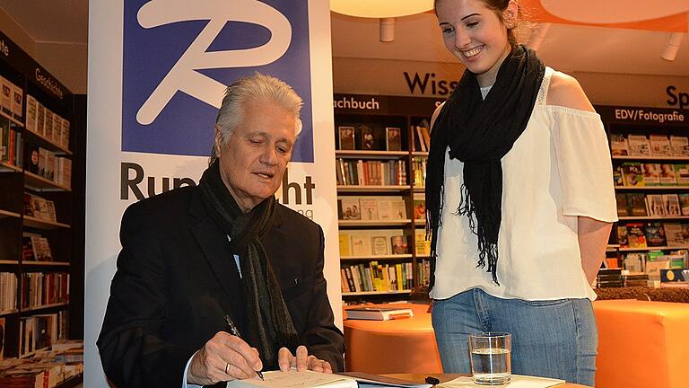 Guido Knopp signiert - Signierstunde. Der Historiker Guido Knopp gab gerne Autogramme in sein autobiographisches Buch “Meine Geschichte“. Guido Knopp signiert - Signierstunde. Der Historiker Guido Knopp gab gerne Autogramme in sein autobiographisches Buch “Meine Geschichte“.