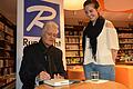 Guido Knopp signiert       -  Signierstunde. Der Historiker Guido Knopp gab gerne Autogramme in sein autobiographisches Buch &ldquo;Meine Geschichte&ldquo;.