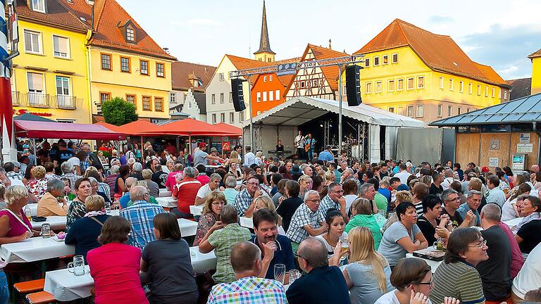 Musik, gemütliches Beisammensein, entspannte Atmosphäre – das ist der Marktplatzsommer in Bad Neustadt. Musik, gemütliches Beisammensein, entspannte Atmosphäre – das ist der Marktplatzsommer in Bad Neustadt.