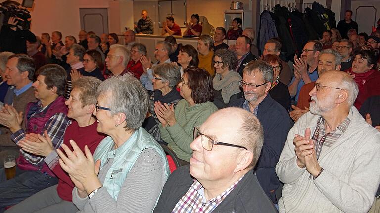 Der Gesprächsabend für Verbraucher und Erzeuger im Hubertushof Fährbrück war mit rund 120 Interessenten bestens besucht. Der Gesprächsabend für Verbraucher und Erzeuger im Hubertushof Fährbrück war mit rund 120 Interessenten bestens besucht.