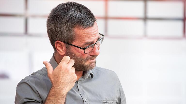 Künftig wieder Nachwuchschef, weiter Trainer oder gar mehr? Michael Wiesinger musste nach dem Klassenerhalt des 1. FC Nürnberg erst einmal ein paar Tränen verdrücken. Künftig wieder Nachwuchschef, weiter Trainer oder gar mehr? Michael Wiesinger musste nach dem Klassenerhalt des 1. FC Nürnberg erst einmal ein paar Tränen verdrücken.