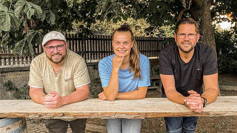 Gemeinsam planen sie am 18. September eine kulinarische Veranstaltung für alle Sinne auf dem Wendelinshof in Poppenhausen, von links: Grillexperte Tino Kraus, Veranstaltungsmanagerin Annika Bumm, Bartender Andreas Braun. Gemeinsam planen sie am 18. September eine kulinarische Veranstaltung für alle Sinne auf dem Wendelinshof in Poppenhausen, von links: Grillexperte Tino Kraus, Veranstaltungsmanagerin Annika Bumm, Bartender Andreas Braun.