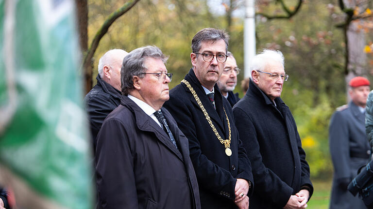 Gedenken zum Volkstrauertag: In Würzburg werden an verschiedenen Orten Ansprachen gehalten, Blumen oder Kränze niedergelegt. Hier zu sehen ist die Kranzniederlegung am Kriegerdenkmal im Husarenwäldchen.