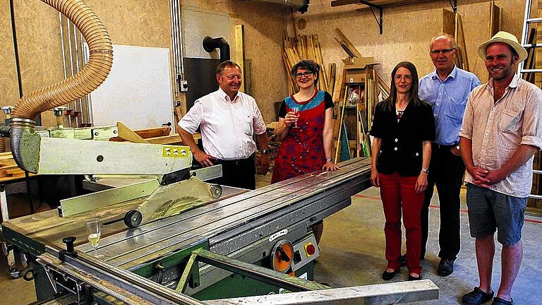 Sie freuen sich über die neue Theaterwerkstatt für das Theater in Maßbach: Landrat Thomas Bold, Theaterchefin Anne Maar, Regionalmanagerin Ursula Schneider, Leader-Manager Wolfgang Fuchs und Werkstattleiter Christian Lingg. Sie freuen sich über die neue Theaterwerkstatt für das Theater in Maßbach: Landrat Thomas Bold, Theaterchefin Anne Maar, Regionalmanagerin Ursula Schneider, Leader-Manager Wolfgang Fuchs und Werkstattleiter Christian Lingg.