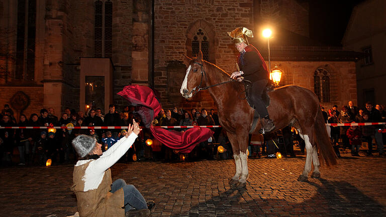 Sankt Martin teilt seinen Mantel mit dem frierenden Bettler: Diese Szene wird es in diesem Jahr auf dem Marktplatz nicht geben. Sankt Martin teilt seinen Mantel mit dem frierenden Bettler: Diese Szene wird es in diesem Jahr auf dem Marktplatz nicht geben.