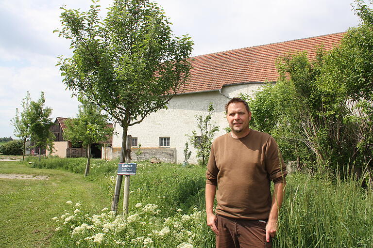 Der Gerolzhöfer Stadtgärtner André Ditterich an der öffentlichen Grünfläche am ehemaligen Rügshöfer Löschweiher. Diese mit Obstbäumen bepflanzte Wiese pflegt und mäht Nachbar Florian Keller. Der Gerolzhöfer Stadtgärtner André Ditterich an der öffentlichen Grünfläche am ehemaligen Rügshöfer Löschweiher. Diese mit Obstbäumen bepflanzte Wiese pflegt und mäht Nachbar Florian Keller.