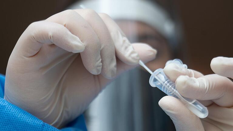 Eine Mitarbeiterin führt in einer Teststation in einer Apotheke einen Antigen-Schnelltest durch. Aktuell infizieren sich wieder vermehrt Menschen mit dem Coronavirus. (Symbolbild)