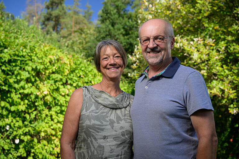 Sigrid und Thomas Lang in ihrem Garten in Oberdürrbach.