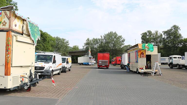 Seit Montagmorgen ist auch der Nordteil der Lohrer Mainlände fürs Parken gesperrt, weil der Aufbau des Vergnügungsparks für die Spessartfestwoche begonnen hat. Seit Montagmorgen ist auch der Nordteil der Lohrer Mainlände fürs Parken gesperrt, weil der Aufbau des Vergnügungsparks für die Spessartfestwoche begonnen hat.