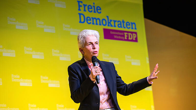 Jahresempfang am Sonntag 17.03.24 der Würzburg-FDP mit der kultigen Spitzenkandidatin Marie-Agnes Strack-Zimmermann für die Europawahl. Zwei Protestaktionen fanden vor dem Chambinzky statt.