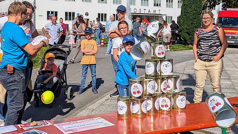 Kinderflohmarkt Bad Kissingen       -  Nach diesem Meisterwurf flogen die leeren Dosen.