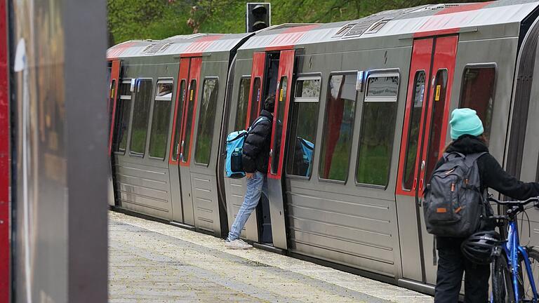 Hamburger U-Bahn       -  Über das Fortbestehen des Deutschlandtickets für Busse und Bahnen des Nah- und Regionalverkehrs wird seit seiner Einführung im Mai 2023 immer wieder gestritten. (Archivbild)