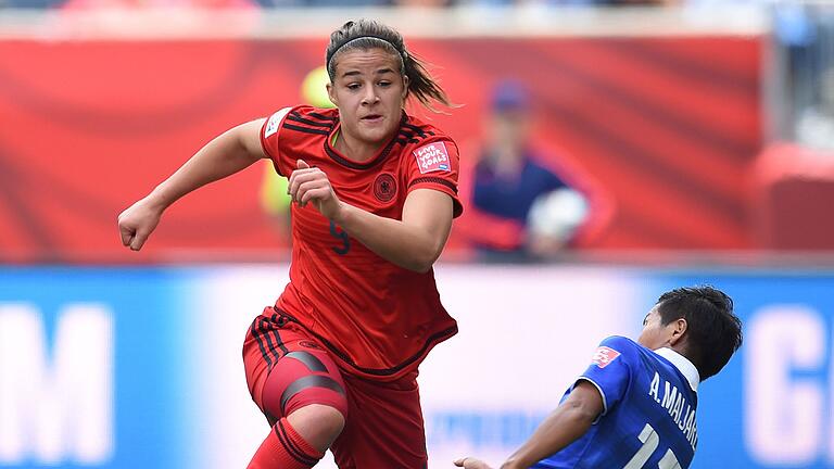 Frauen-WM Thailand - Deutschland       -  Die Würzburgerin Lena Lotzen, hier im Trikot der deutschen Nationalmannschaft gegen Thailand bei der WM 2015 in Kanada, spielt in der Bundesliga ab dieser Saison für den FC Freiburg.