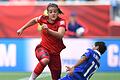 Frauen-WM Thailand - Deutschland       -  Die Würzburgerin Lena Lotzen, hier im Trikot der deutschen Nationalmannschaft gegen Thailand bei der WM 2015 in Kanada, spielt in der Bundesliga ab dieser Saison für den FC Freiburg.