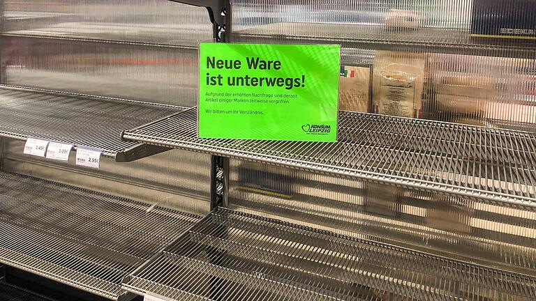 Ein Bild aus der Zeit des ersten Lockdowns: leere Klopapier-Regale. Derlei Hamsterkäufe gibt es beim aktuellen Lockdown&nbsp; nicht.