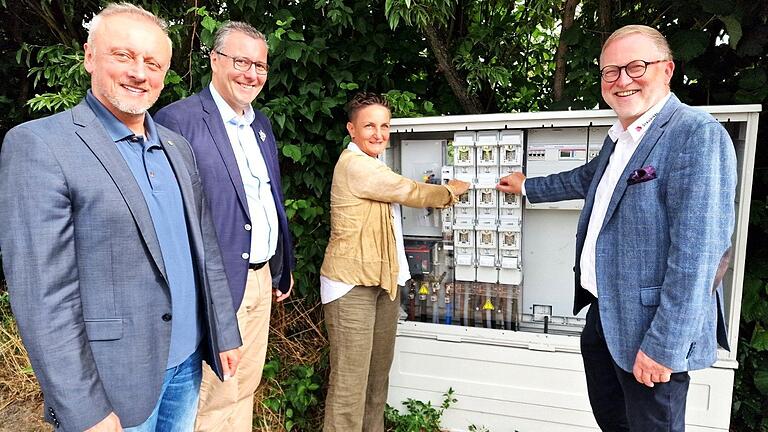 Assistiert von ENERGIE-Geschäftsführer Marek Zelezny (links) und Bürgermeister Jürgen Götz (zweiter von links) legen die Firmeninhaber Ursula Staudigel und Martin Hepp erstmals den Schalter für die Inbetriebnahme ihrer neuen PV-Anlage mit einer Leistung von  353 kWp um.