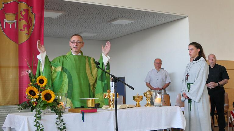 Pfarrer Christian Lutz segnete im Rahmen eines Gottesdienstes die neue Sporthalle.