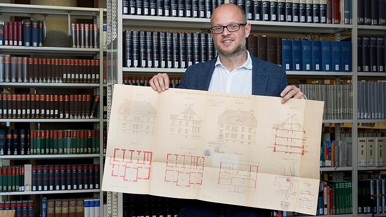 Das ist der Bauplan des Anwesens 'Zur Wasserleitung 9'. Gregor Metzig, Leiter des Stadtarchivs, kann mit amtlichen Nachweisen belegen, dass dieses Haus später die Adresse 'Teilberg 6 ¹/2' bekam und dass hier die jüdische Familie Tittel lebte.