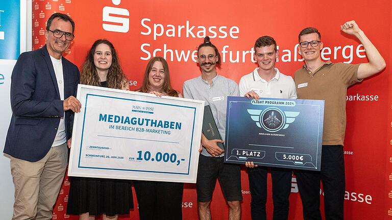 Glückliche Gesichter bei den Siegerinnen und Siegern des Flight Programms 2024. Insgesamt 15.000 Euro gewannen die Erstplatzierten im großen Finale des Wettbewerbs für Start-ups. Mattias Faller (links), Media-Verkaufsleiter der Main-Post, überreichte das von der Mediengruppe Main-Post gespendete Media-Preisgeld.