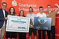 Glückliche Gesichter bei den Siegerinnen und Siegern des Flight Programms 2024. Insgesamt 15.000 Euro gewannen die Erstplatzierten im großen Finale des Wettbewerbs für Start-ups. Mattias Faller (links), Media-Verkaufsleiter der Main-Post, überreichte das von der Mediengruppe Main-Post gespendete Media-Preisgeld.