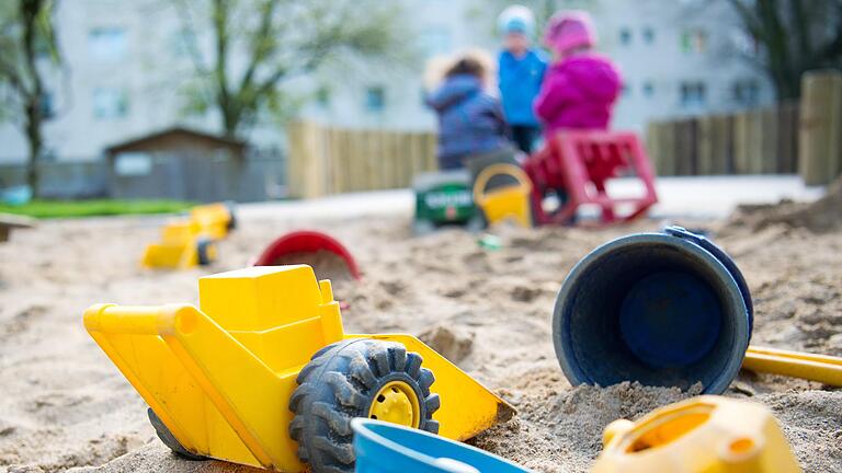 Der Landkreis muss nicht mehr so viel Geld für Kindergartengebühren ausgeben, wenn sich Eltern mit dem Bezahlen schwer tun. Denn der Freistaat zahlt künftig allen Eltern einen Gebührenzuschuss. Der Landkreis muss nicht mehr so viel Geld für Kindergartengebühren ausgeben, wenn sich Eltern mit dem Bezahlen schwer tun. Denn der Freistaat zahlt künftig allen Eltern einen Gebührenzuschuss. 