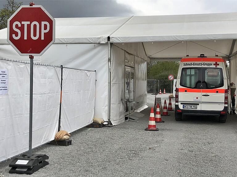 Auf dem Gelände der „Drive-Through“-Teststation sind die genauen Anweisungen des Personals zu befolgen.