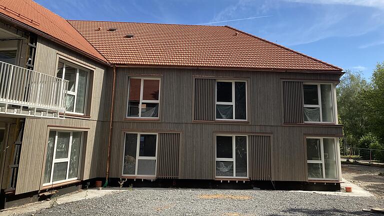 Der Neubau für ältere Menschen befindet sich in der Mitte der Dorfgemeinschaft Hohenroth. Der Neubau für ältere Menschen befindet sich in der Mitte der Dorfgemeinschaft Hohenroth.