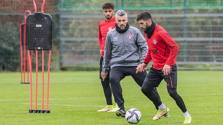 Bei den Trainingseinheiten demonstriert Kickers-Trainer Danny Schwarz, wie hier im Zweikampf mit Fanol Perdedaj (rechts), auch immer wieder, dass er selbst noch mit dem Ball umgehen kann.