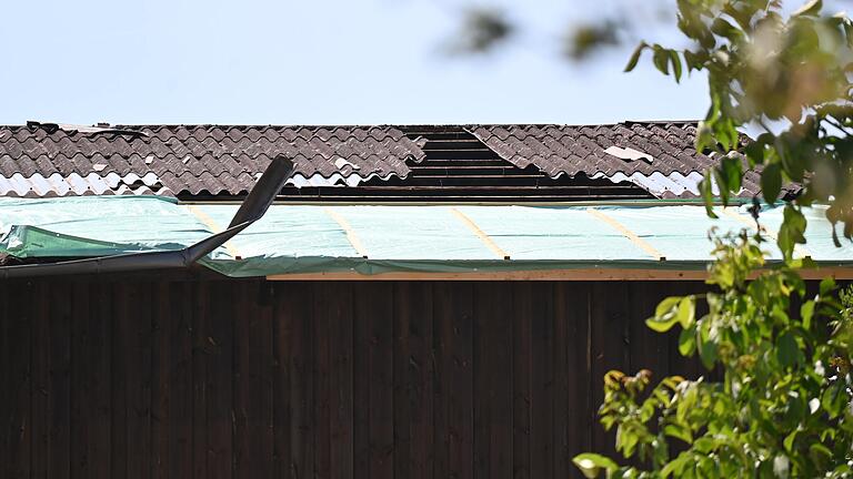 Die Schäden am Dach der Reithalle in Heßlar sind noch nicht beseitigt. Eine Folie dient als Zwischenlösung.&nbsp;