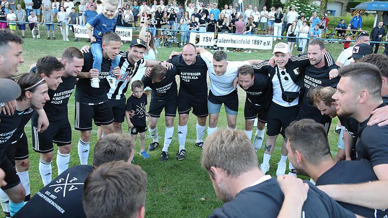 Feiern mit Kind und Kegel: Der TSV Grafenrheinfeld&nbsp; beim Mannschaftskreis, hinten jubeln die Fans.