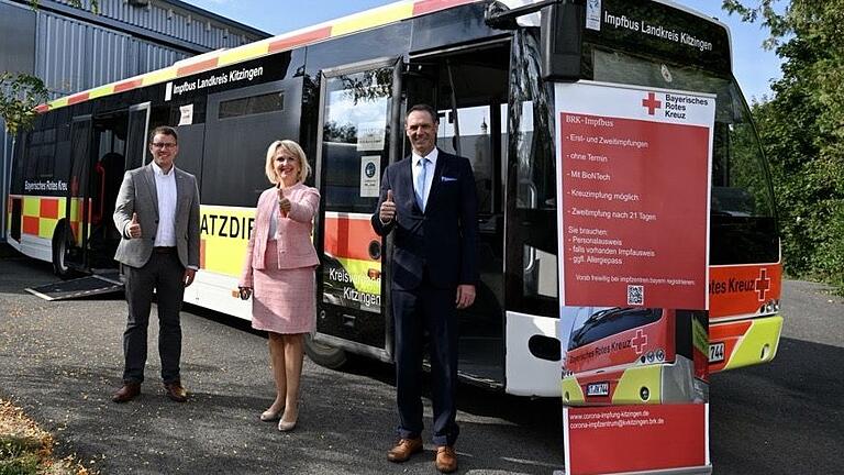 Das Foto zeigt BRK-Geschäftsführer Felix Wallström, BRK-Vorsitzende Tamara Bischof und Achim Höfle, Schulleiter am Steigerwald-Landschulheim, vor dem Impfbus in Wiesentheid. Das Foto zeigt BRK-Geschäftsführer Felix Wallström, BRK-Vorsitzende Tamara Bischof und Achim Höfle, Schulleiter am Steigerwald-Landschulheim, vor dem Impfbus in Wiesentheid.