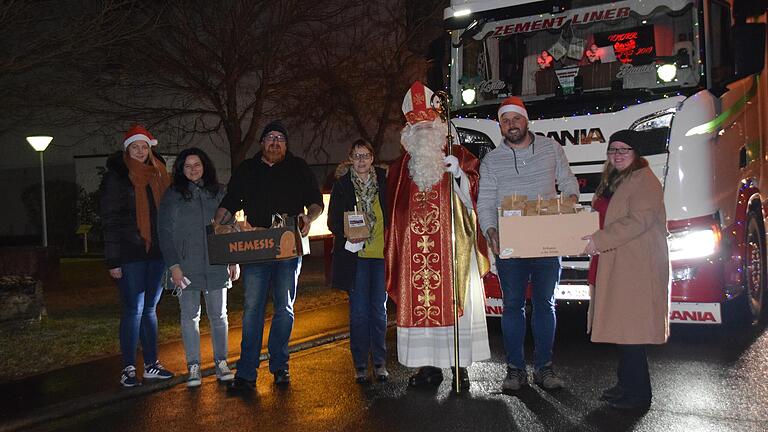 Strahlende Gesichter bei der Geschenkübergabe in Karlstadt: Daniel Köhler (Zweiter von rechts) übergibt Elfriede Roth (Vierte von rechts) die Tüten für die Senioren. Strahlende Gesichter bei der Geschenkübergabe in Karlstadt: Daniel Köhler (Zweiter von rechts) übergibt Elfriede Roth (Vierte von rechts) die Tüten für die Senioren.