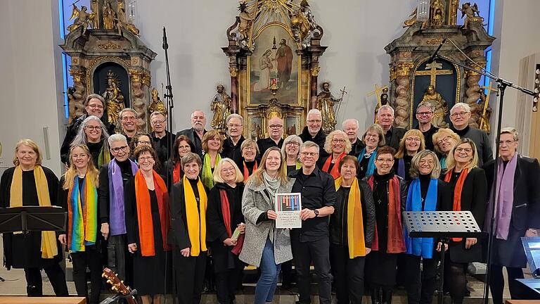 Der Gospelchor Troubadour aus Rimpar mit Beatrice Kühl für den Kindergarten Karlburg.