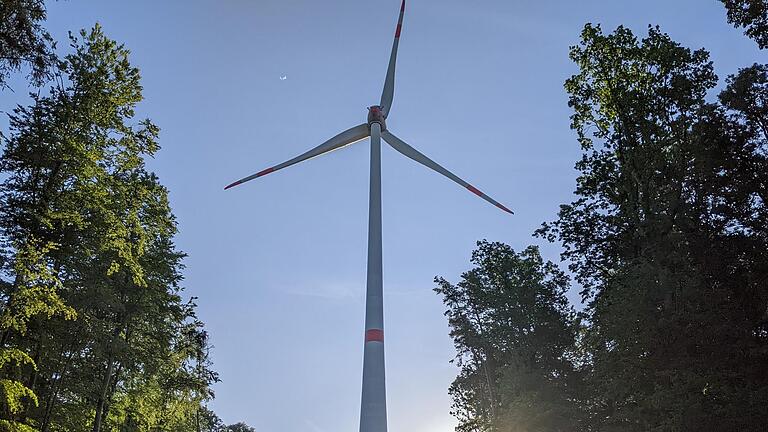 Ein Windrad bei Sulzthal, die neuen sollen 50 Meter höher werden.       -  Ein Windrad bei Sulzthal, die neuen sollen 50 Meter höher werden.