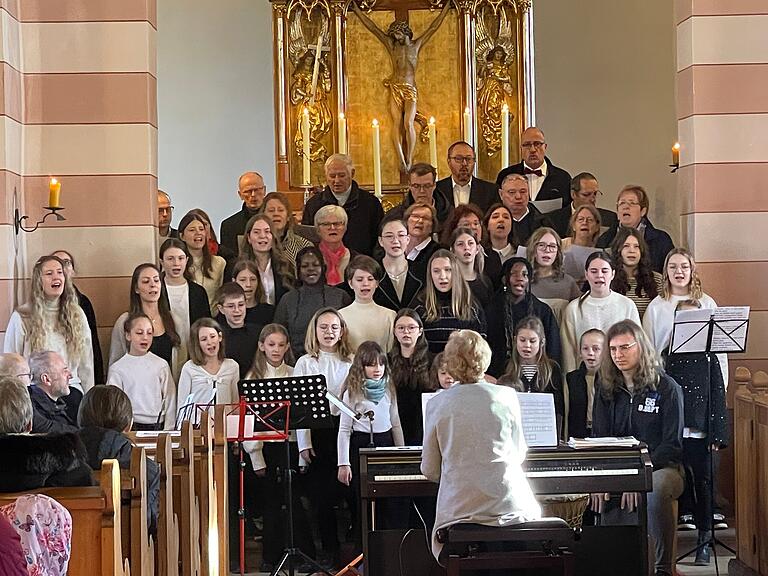 Der Kirchenchor sowie der Kinder- und Jugendchor unter Leitung von Petra Röhrig begeisterten die Zuhörerinnen und Zuhörer.