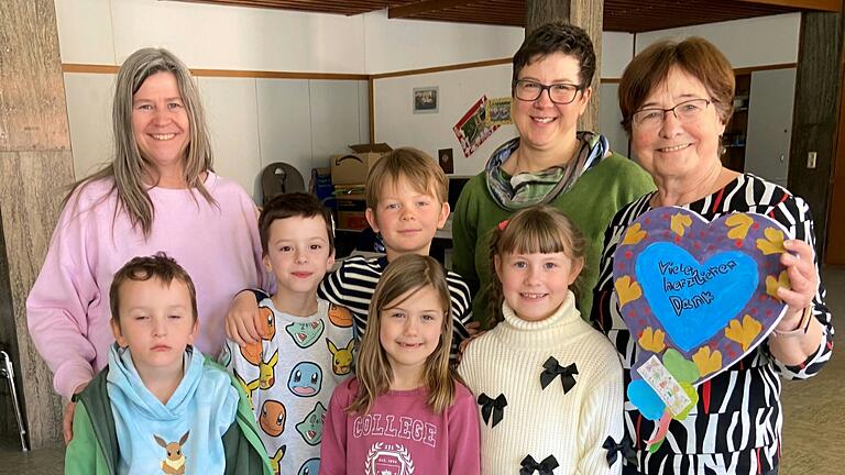 Bei der Übergabe des Danke-Herzens: Erzieherin Doris Knahl, KiTa-Leiterin Verena Bartholomäus und Marita Heid mit Kindern aus dem Hort.