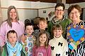 Bei der Übergabe des Danke-Herzens: Erzieherin Doris Knahl, KiTa-Leiterin Verena Bartholomäus und Marita Heid mit Kindern aus dem Hort.