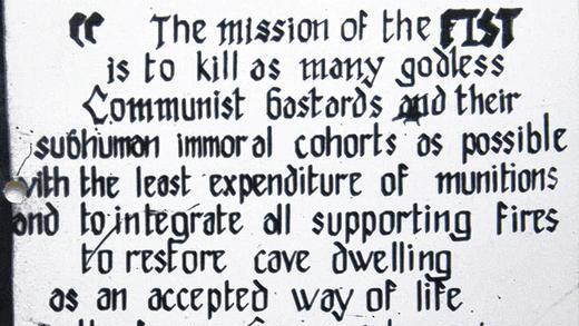 The Fist Mission: Die Aufgabe der Faust, so könnte man ein Plakat übersetzen, das zur Motivation der US-Truppen auf dem Panzerübungsplatz gefunden wurde. The Fist Mission: Die Aufgabe der Faust, so könnte man ein Plakat übersetzen, das zur Motivation der US-Truppen auf dem Panzerübungsplatz gefunden wurde.